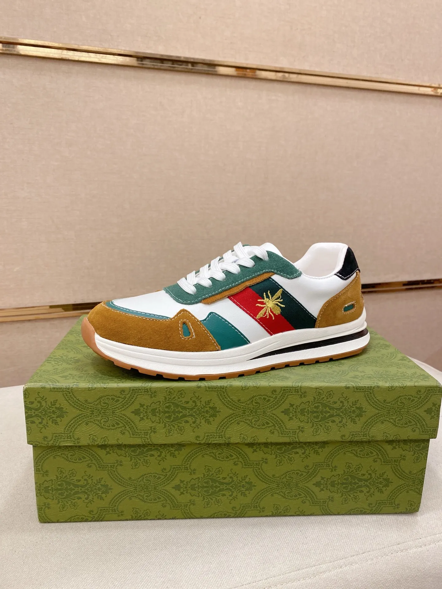 Men's shoes 💰 420💰🇮🇹🇮🇹GUCCI (Gucci) top 🔍🔍 new models are on sale at the same time, uppers 🇮🇹 imported first-layer cowhide from Italy. Fully imported genuine leather lining💪💪, completely 1⃣️ to 1⃣️🇮🇹💪💪, ⚠Sole: Original sole provided by the original factory, exclusive movable molded sole super comfortable, ⚠Original factory single goods, 🔍🔍high quality, you can come in and out at will, welcome to compare⚠. Code number:38-44